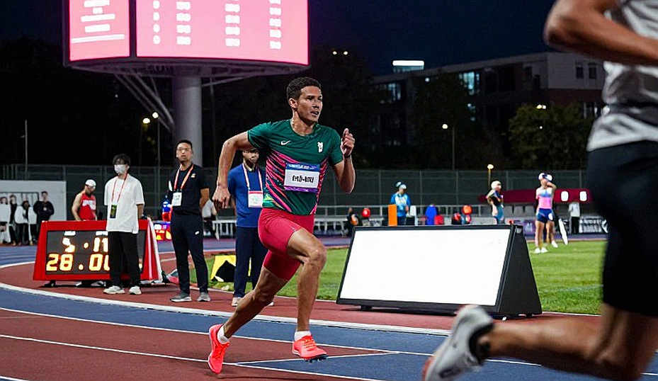 Tigst Assefa chạy 2:11:04 tại Berlin: kỷ lục thế giới mất vào bàn chân, không vào chiến thuật