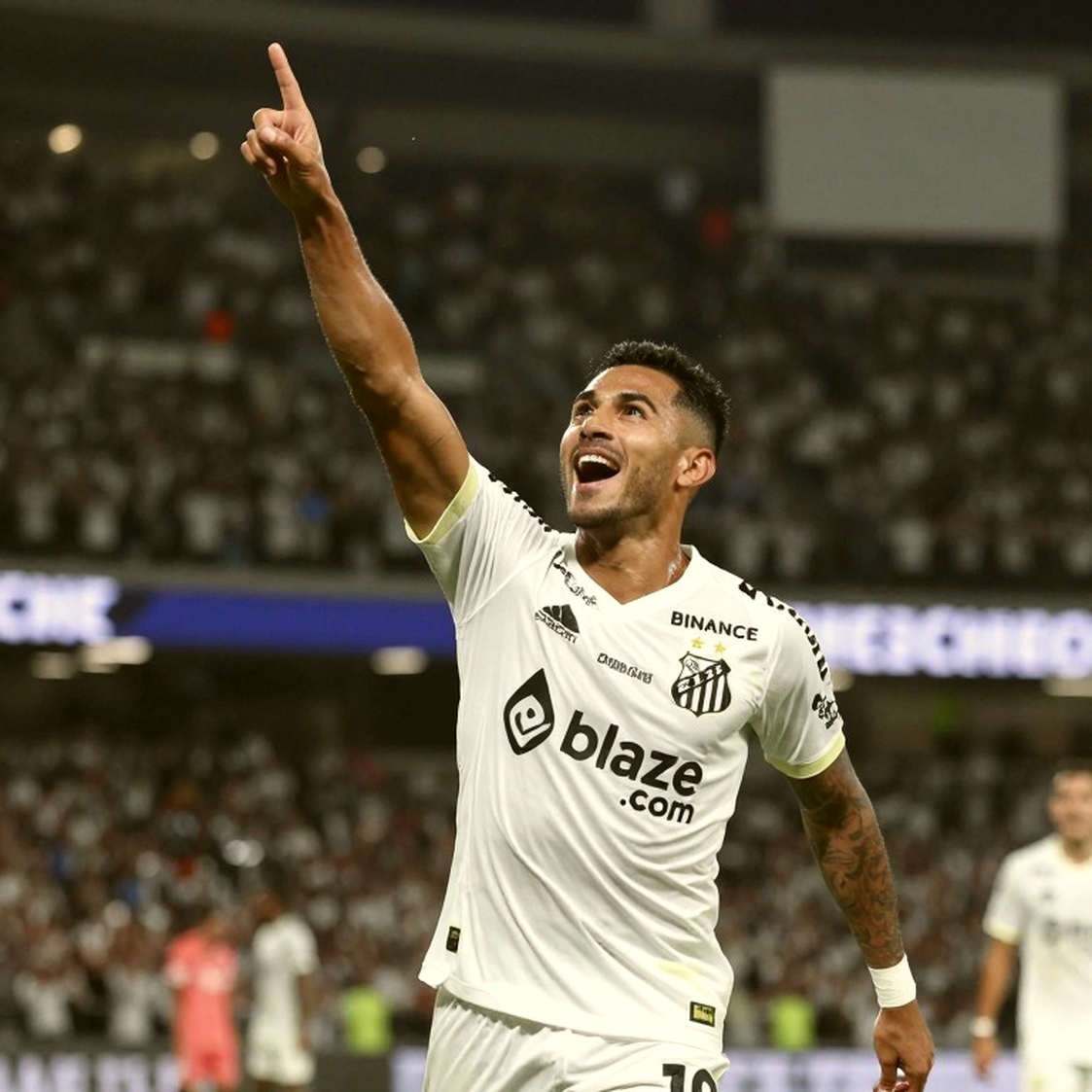 Phí ký kết và vùng tối của kỳ chuyển nhượng V.League Phí ký kết và vùng tối của kỳ chuyển nhượng V.League