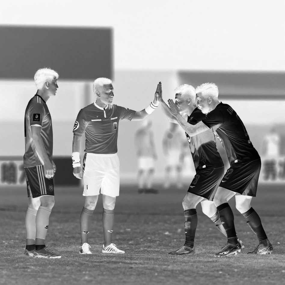 Xe lăn sân cỏ cán qua chân ngôi sao bóng đá Anh tại Thai League 1 Xe lăn sân cỏ cán qua chân ngôi sao bóng đá Anh tại Thai League 1