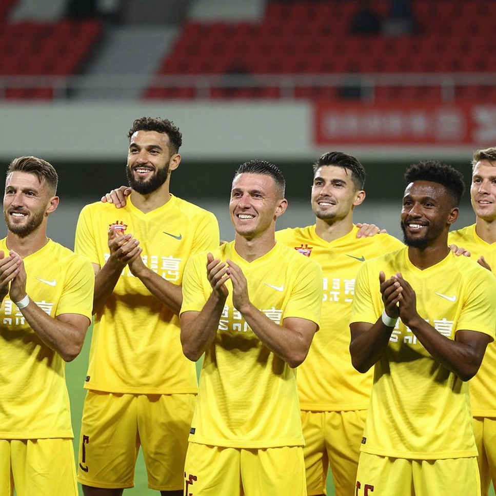 Xe lăn sân cỏ cán qua chân ngôi sao bóng đá Anh tại Thai League 1 Xe lăn sân cỏ cán qua chân ngôi sao bóng đá Anh tại Thai League 1