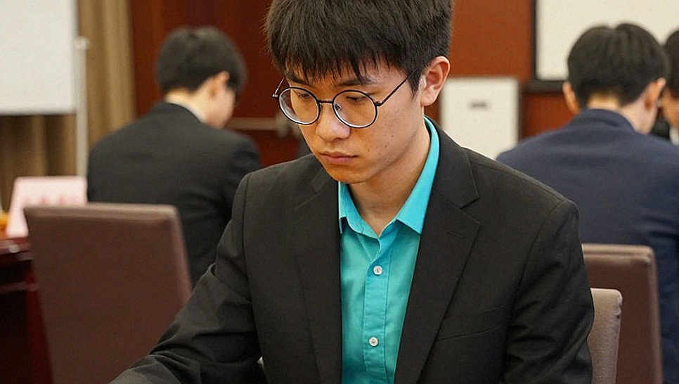Tấm nhãn 'Bảng xếp hạng FIDE tháng 10/2026' và ván Scotland của Kasparov
