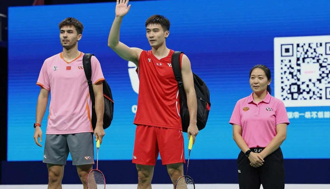 Alwi Farhan tập cùng Momota trước Asiad 2026: Điều gì đứng sau tiêu đề "bài học"
